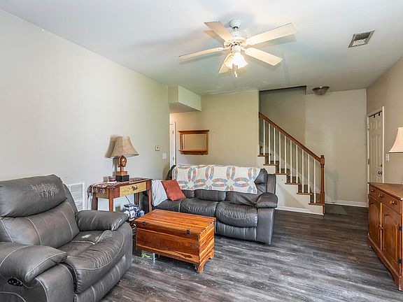 4th image of 122 Lowell Ct