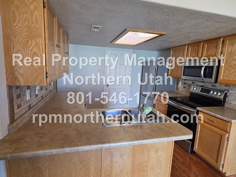 152 W 2525 N — Photo 7