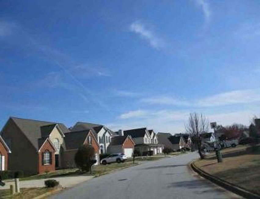 Exterior Neighborhood (street photo)