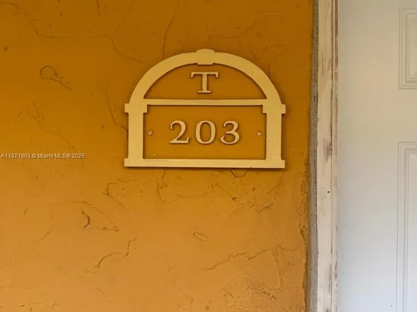 17901 NW 68th Ave APT T203, Hialeah, FL 33015