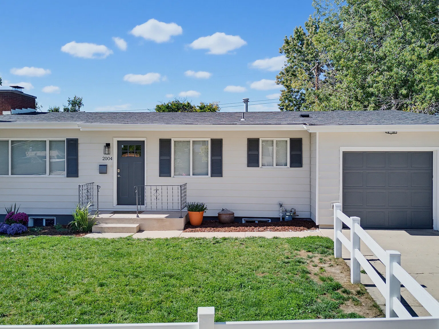 5 bed, 2258 sqft, $2,600 — Photo 2