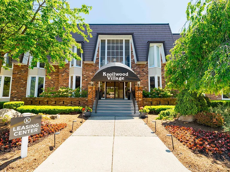 Knollwood Village Apartments — Photo 42