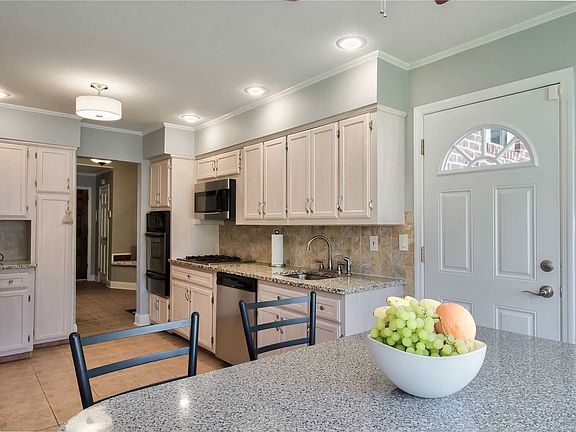 5th image of 26 Cantiague Ln