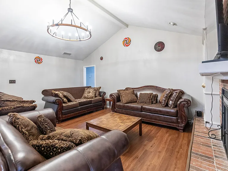 857 Chaucer Dr — Photo 3