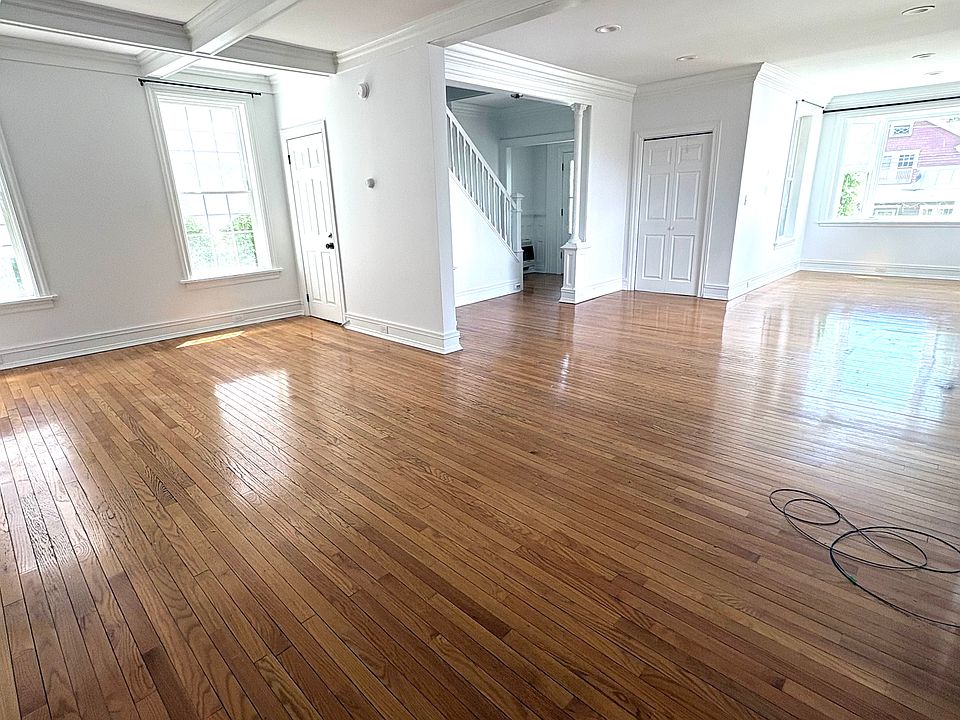 1st Fl - Living Room looking toward front