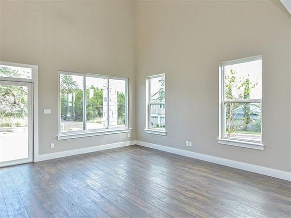4th image of 18401 Masters Cir