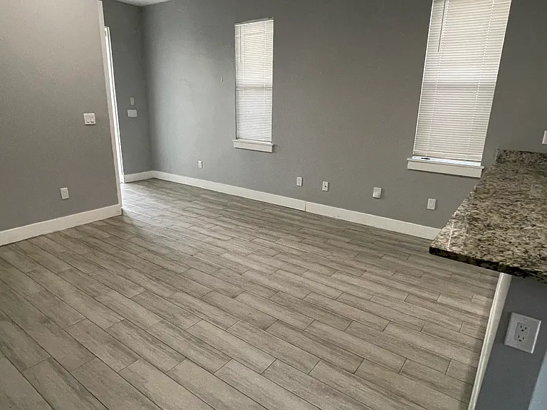 626 Latona Ave — Photo 3