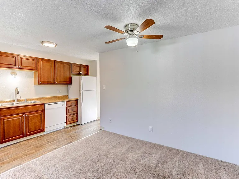 Allison Court Apartments — Photo 12