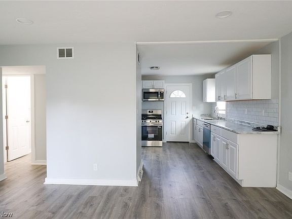 3rd image of 4319 W 189th St