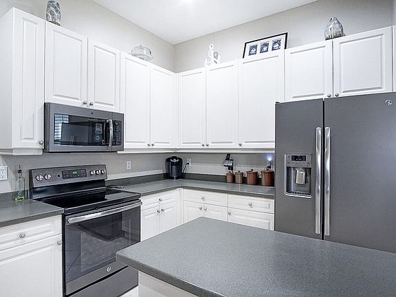 5th image of 10534 SW Westlawn Boulevard