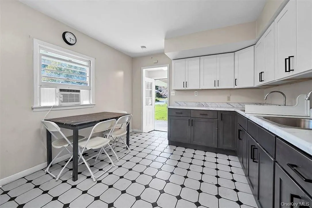 3 bed, 1.0 bath, 952 sqft, $2,000 — Photo 3