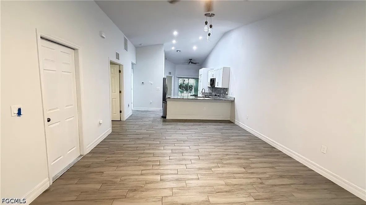 3 bed, 2.0 bath, 1221 sqft, $1,700 — Photo 3