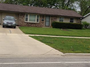 1000 S Braintree Dr, Schaumburg, IL 60193