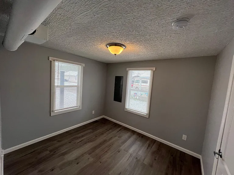 1144 Campbell St — Photo 3