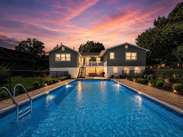 76 Central St, Georgetown, MA 01833