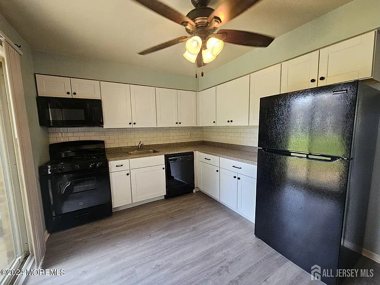 405 Cynthia Ct S — Photo 6