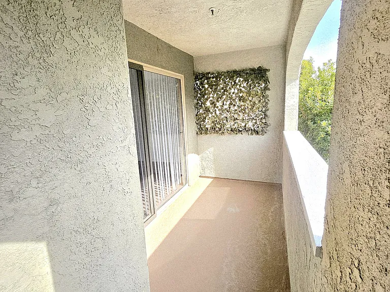Yorktown Apartments — Photo 28
