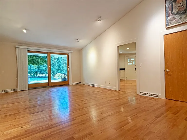 37 Stephen Pl — Photo 12
