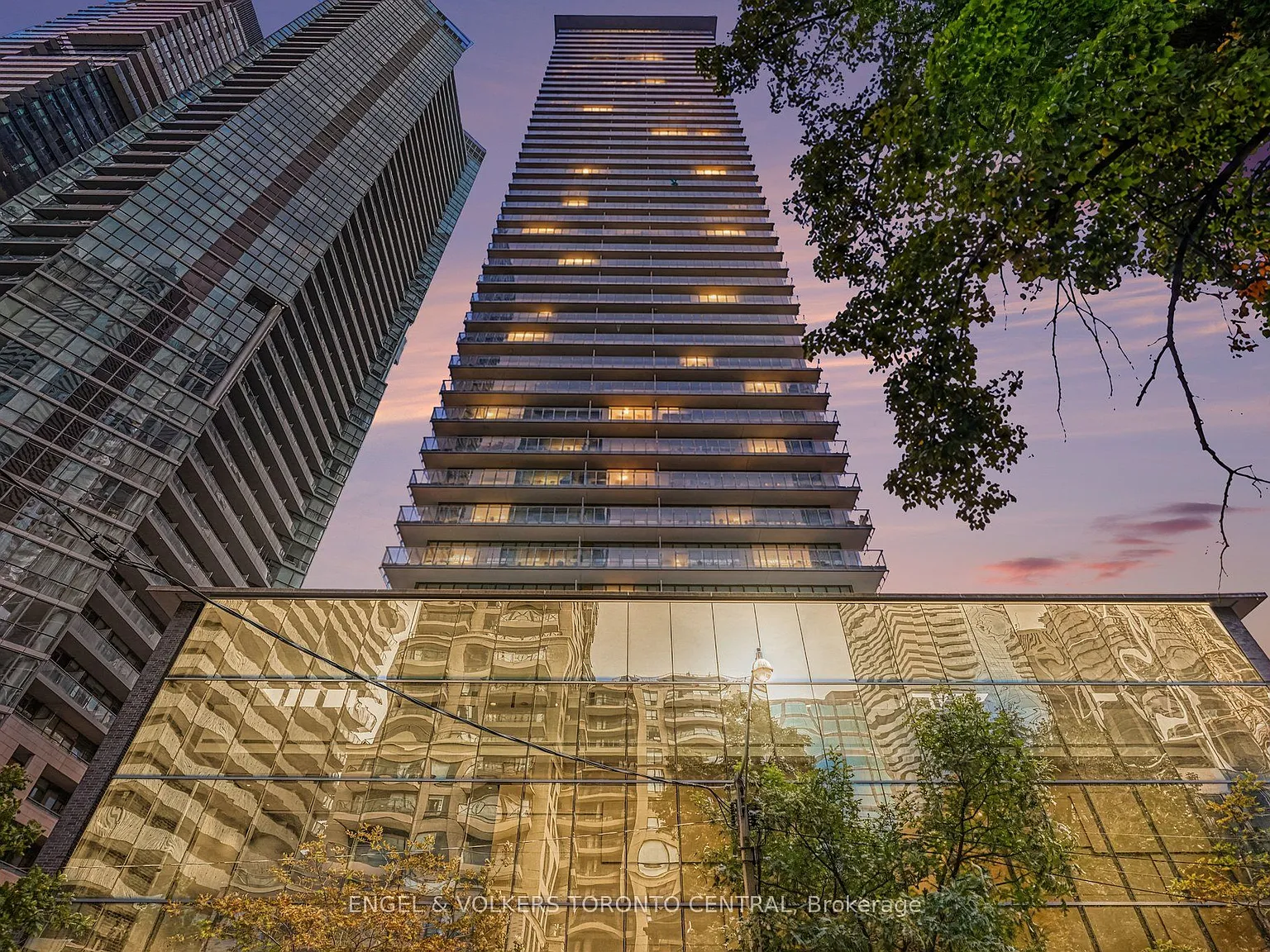 33 Charles St E — Photo 1