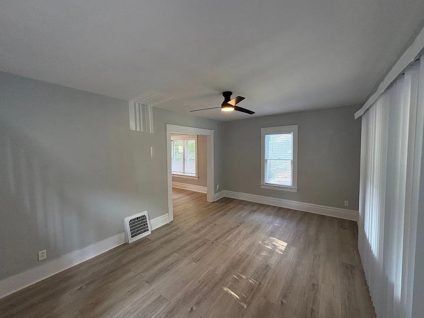 Three bedroom one bathroom home for rent — Photo 2