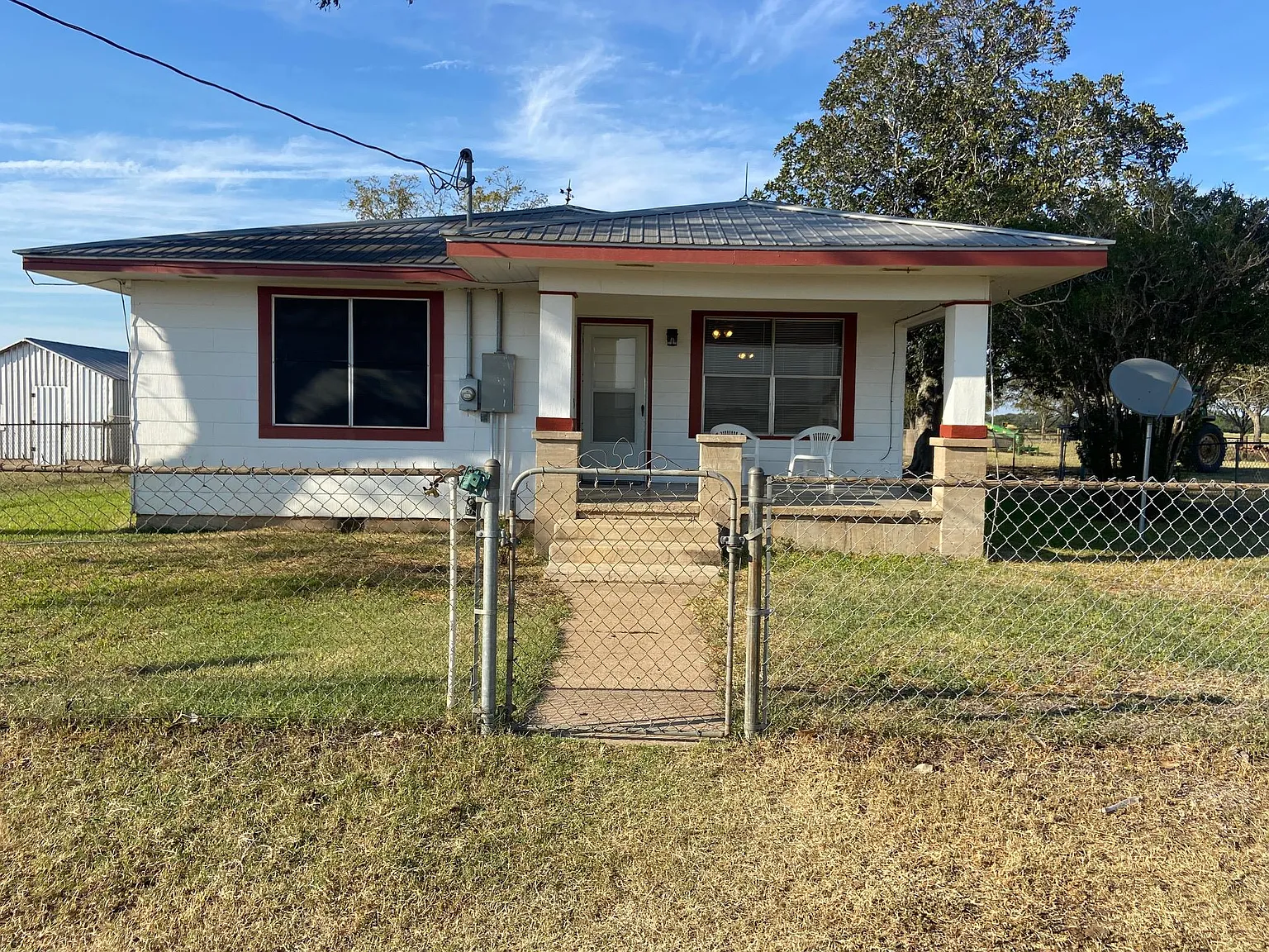 3 bed, 1.0 bath, 1324 sqft, $1,450 — Photo 1