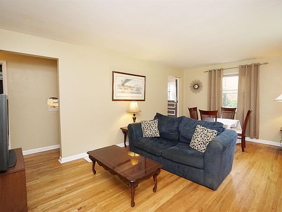 3rd image of 8935 Applewood Dr