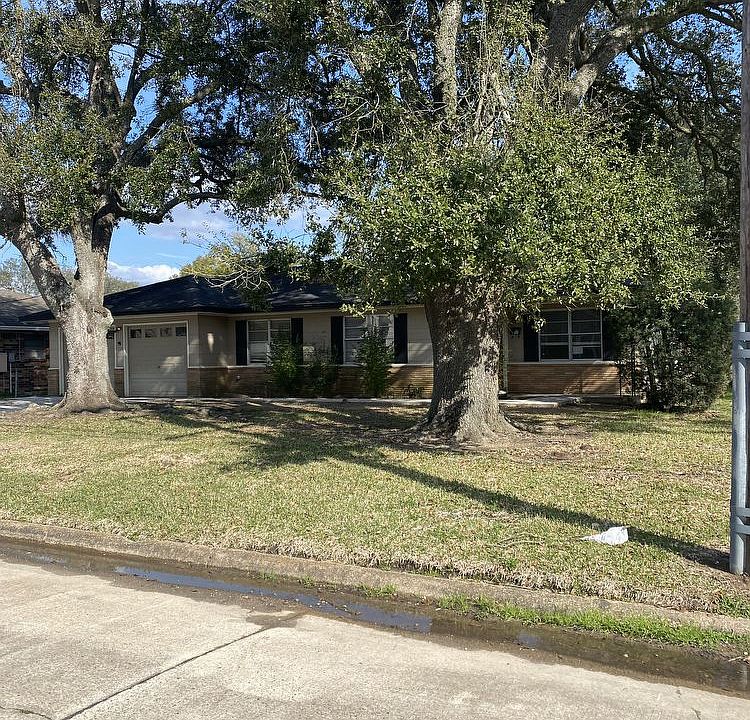1st image of 921 West Dr
