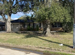 921 West Dr, Port Neches, TX 77651
