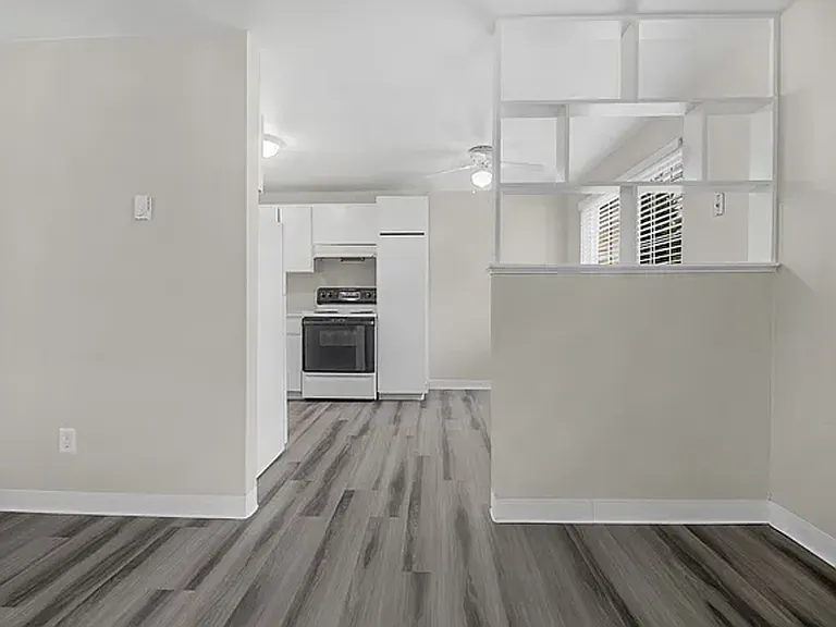 Esquire Apartments — Photo 19