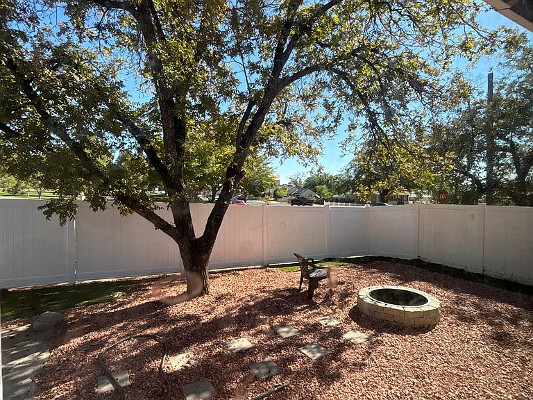 E 100 S — Photo 1