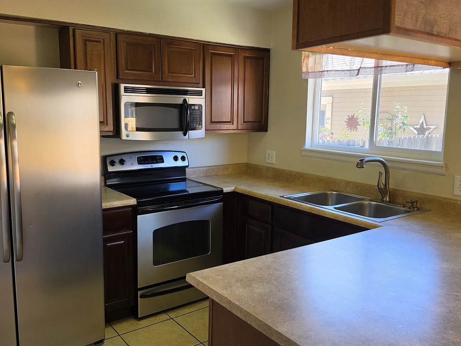 3 bed, 2.5 bath, 1557 sqft, $3,100 — Photo 3