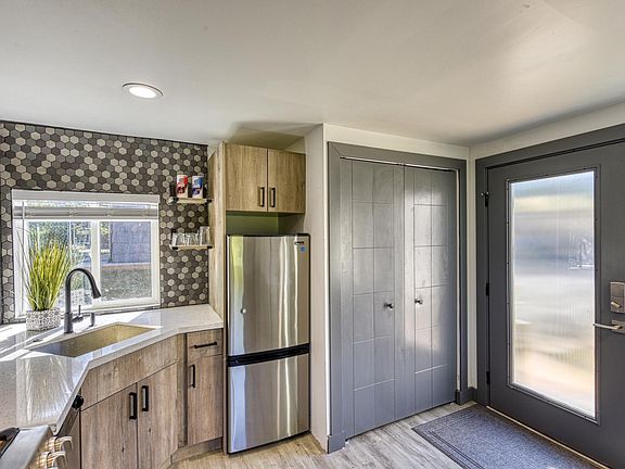 Lot of windows for natural light