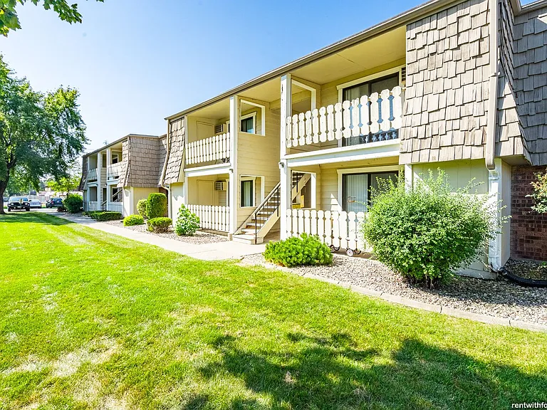 EVERGREEN PLACE — Photo 40