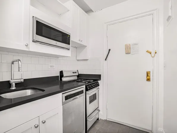 307 East 44th Street image 6 of 30