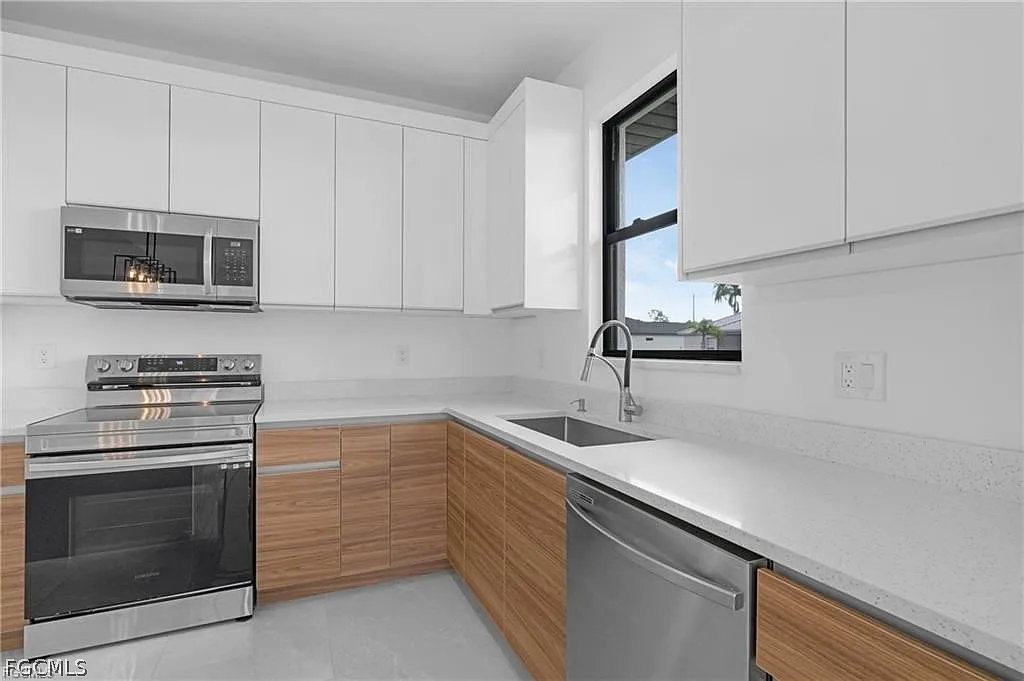 3 bed, 2.0 bath, 1887 sqft, $2,300 — Photo 4