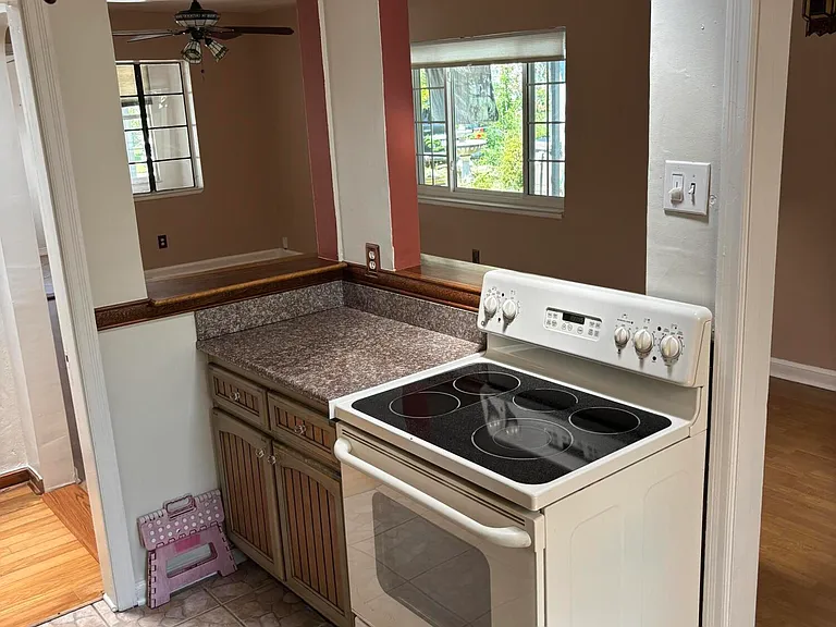 1343 Rensselaer Ave — Photo 40