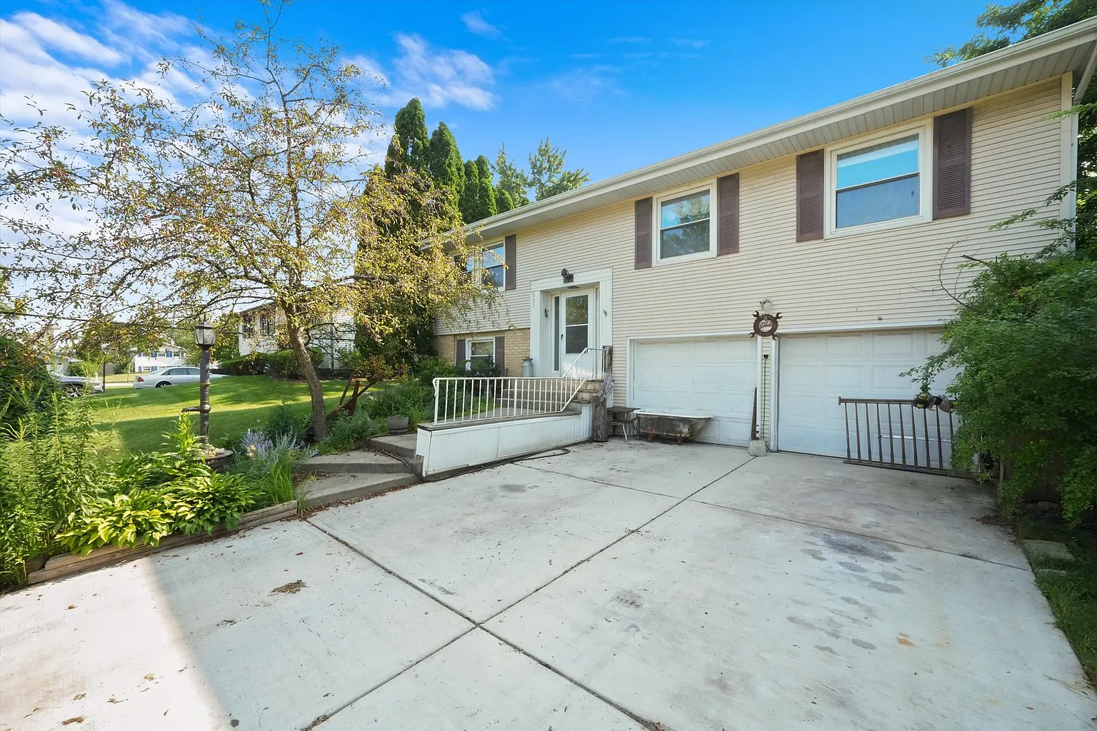 2S055 Avondale Ln photo 1