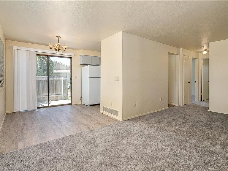 2304 W Canal St — Photo 11