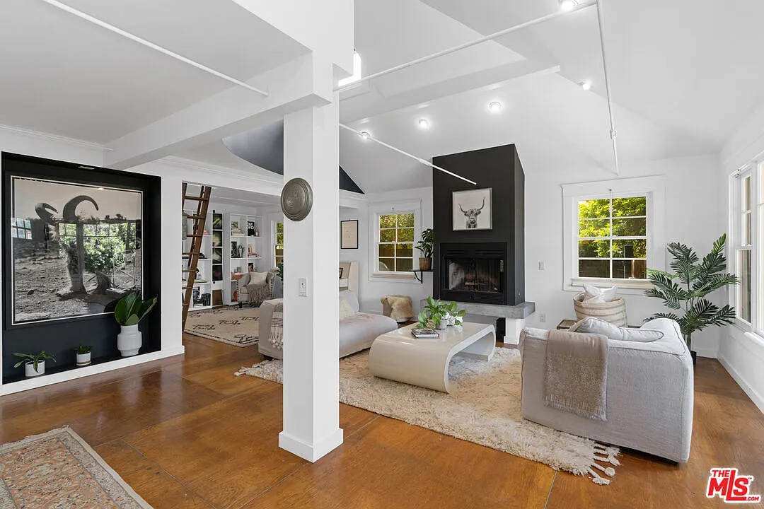 2 bed, 2.0 bath, 1302 sqft, $12,100 — Photo 3