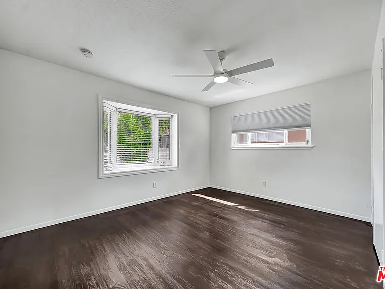 23008 Hamlin St — Photo 18