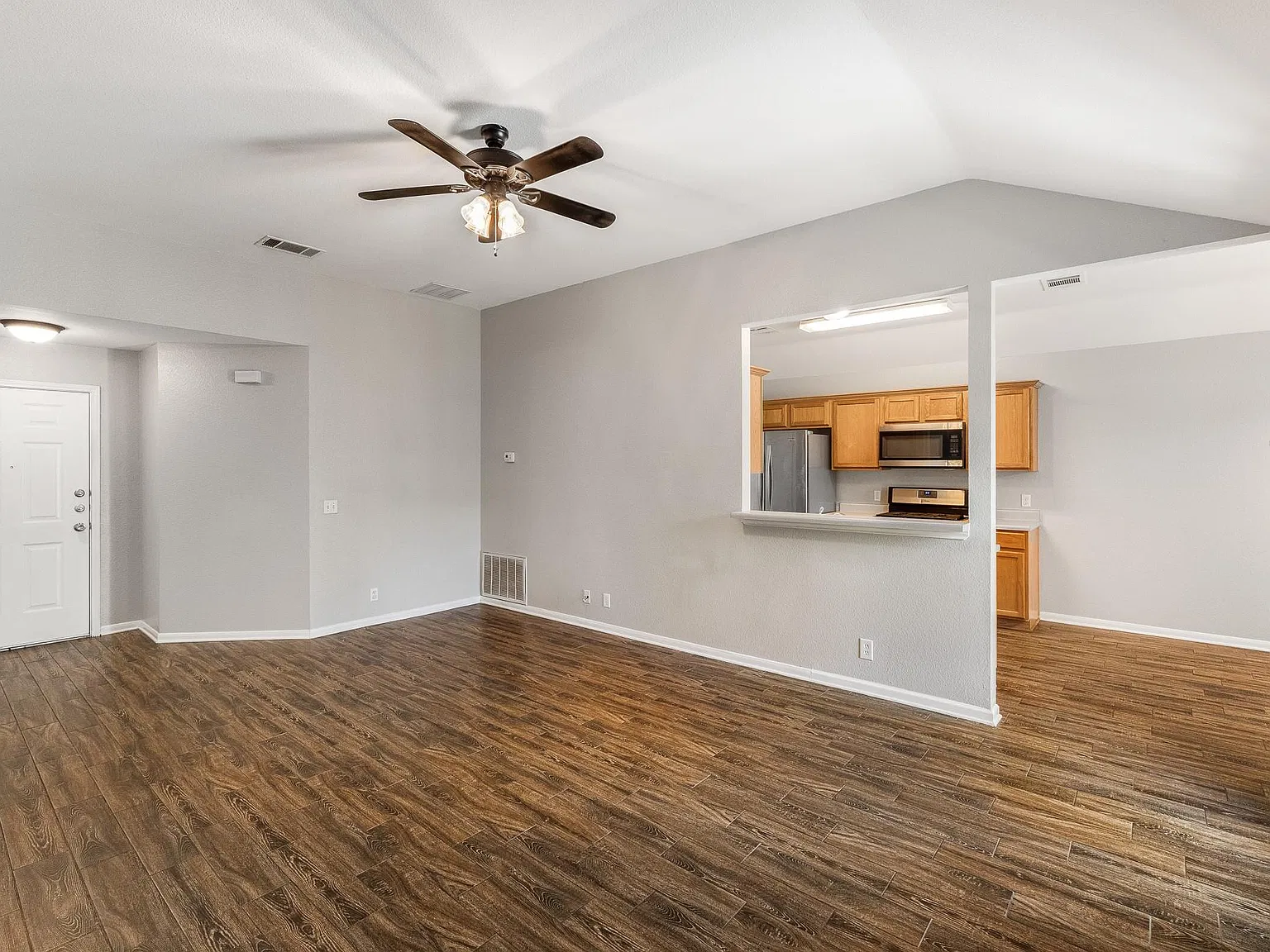 3 bed, 2.0 bath, 1207 sqft, $1,595 — Photo 4