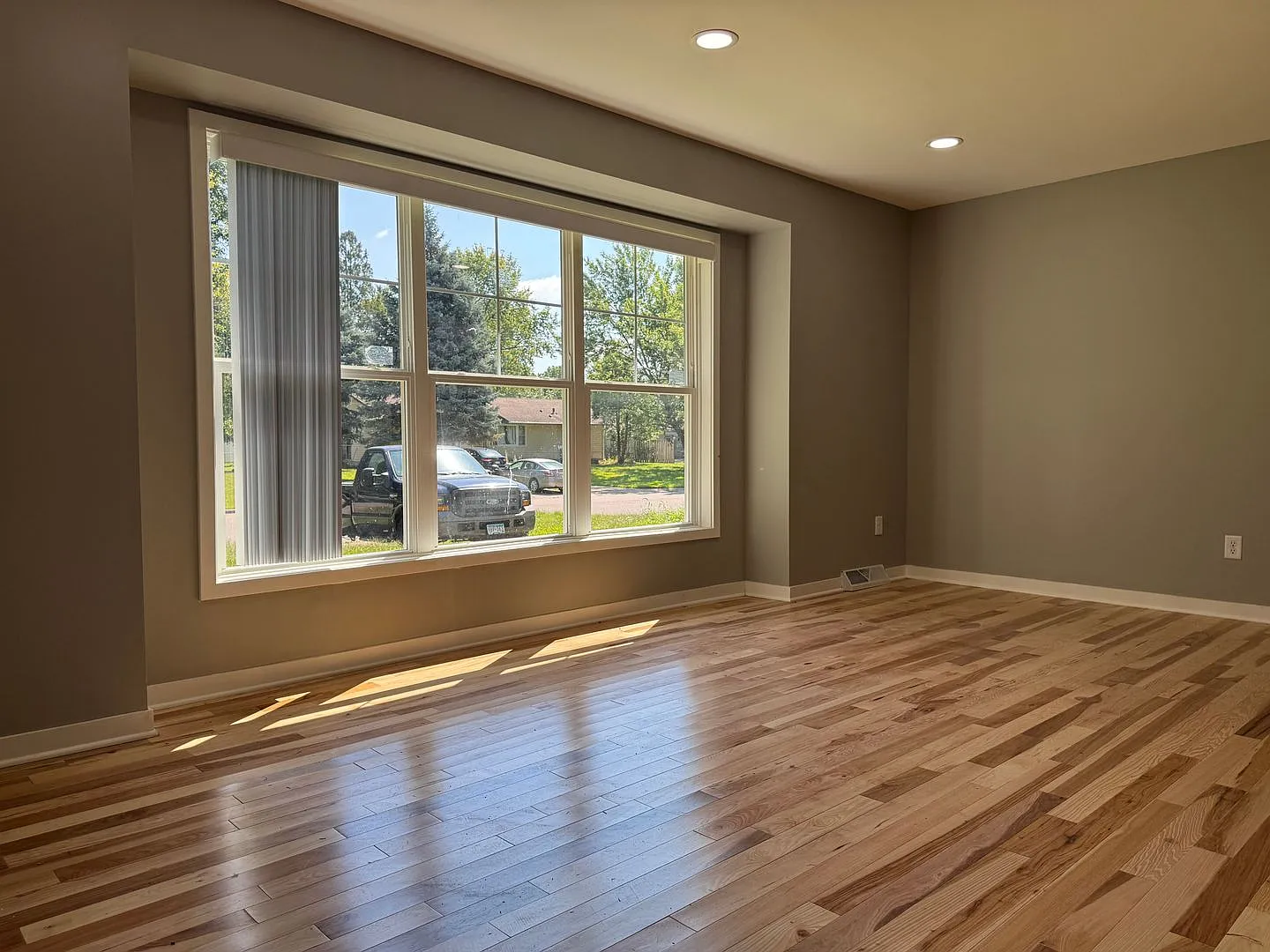 Beautiful 5 Bedroom 2 Bathroom Home + Den in Brooklyn Park! — Photo 3