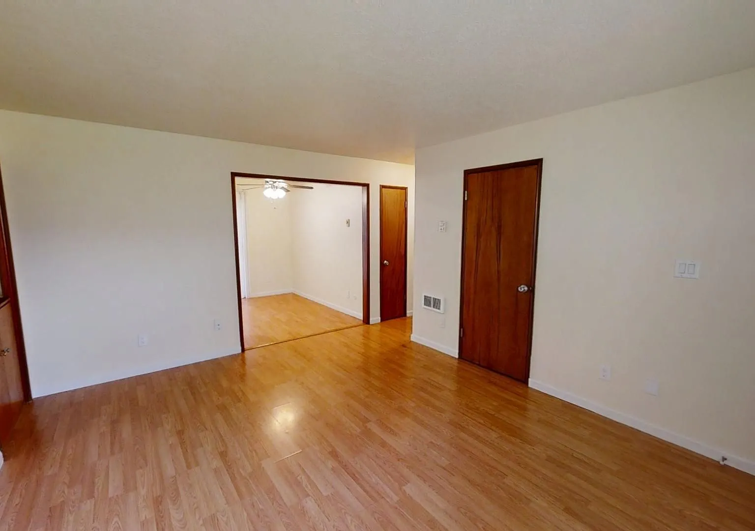Charming First-Floor Mid-Century Apartment in Tranquil West Linn — Photo 3