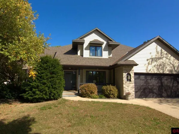 1518 Castle Dr, North Mankato, MN 56003