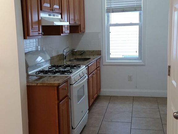 3rd image of 522 Saratoga St APT 1
