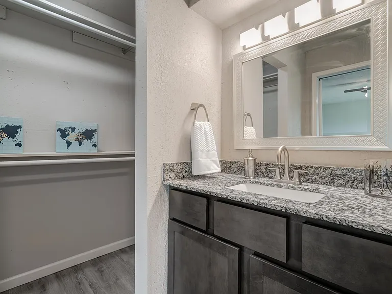 605 Saint James Pl — Photo 30