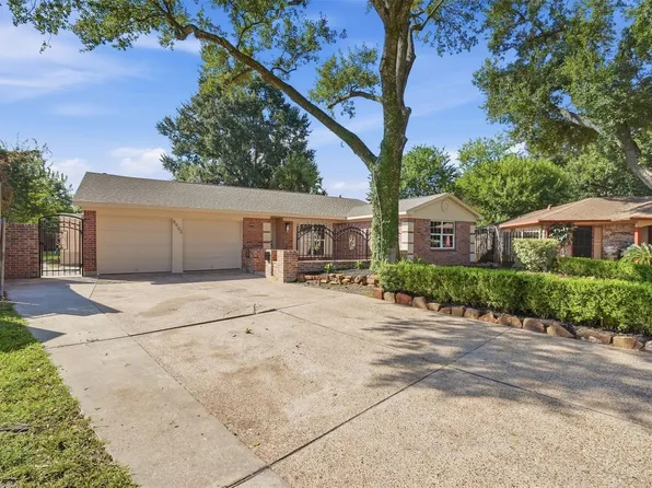 8902 Winding River Dr, Houston, TX 77088
