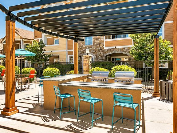 Aurora, CO Crestone Apartment Homes Pool