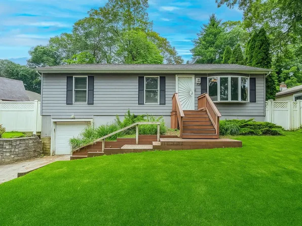 14 Hampton Road, Sound Beach, NY 11789