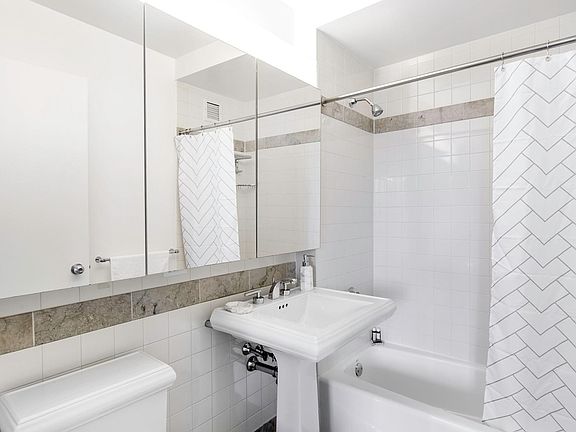4th image of 500 W 56th St APT 904